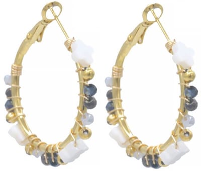 Oorbellen - oorringen - sieraad - accessoire - oorsieraad - goudkleurig - wit - blauw - klavertje vier - geluk - hip - trendy - tijdloos - cadeau - geschenk - feest - verjaardag - vrouwen - dames