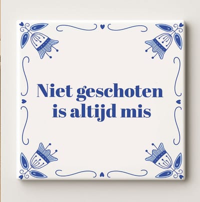 Grappige Tegel “Niet Geschoten Is Altijd Mis” 15x15 cm – Klassieke Blauwe Delfts-Stijl Keramische Tegel met Motiverende Spreuk
