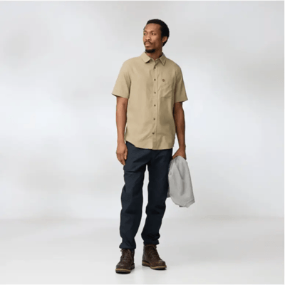 Fjällräven Fjallraven Övik Travel Shirt Korte Mouw Heren (Maat - L, Kleur - Sand Stone)