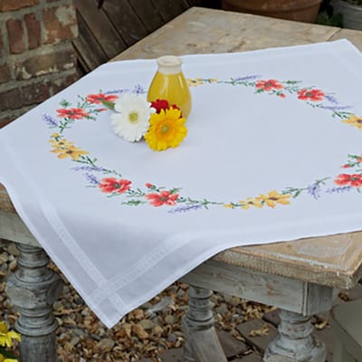 Vervaco - Tafelkleed kit - Bloemen en lavendel - PN-0158551 - Borduren - Borduurpakket - Borduurpakket volwassenen - Borduurpakket kind