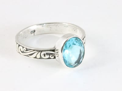 Fijne bewerkte zilveren ring met blauwe topaas - maat 17