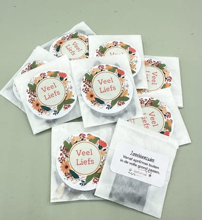 25 stuks veel liefs, zonnebloemzaden, klein kadootje, uitdeelkadootje,attentie,mini kadootje,1 euro kadootje,