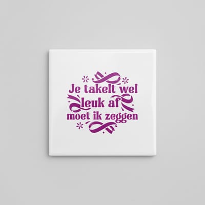 Speelse Compliment Quote Keramische Tegel “Je takelt wel leuk af, moet ik zeggen” – Positieve Tekst Wanddecoratie, Feel-Good Cadeau, Woondecoratie Tegel 15 x 15 cm