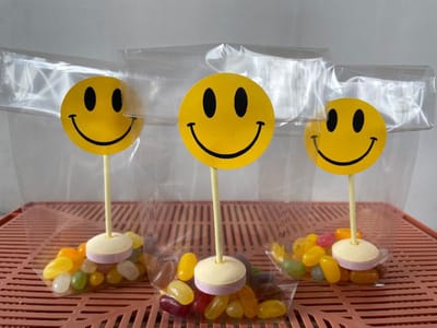 30 Kruisbodemzakjes / Traktatie zakjes / Blokbodemzakken + 30 XL stickers - Smiley - Geel | School traktaties - Vakantie - Cellofaan zakjes - Transparant - Snoep | Peuterspeelzaal - Kinderopvang - Basisschool | DH collection