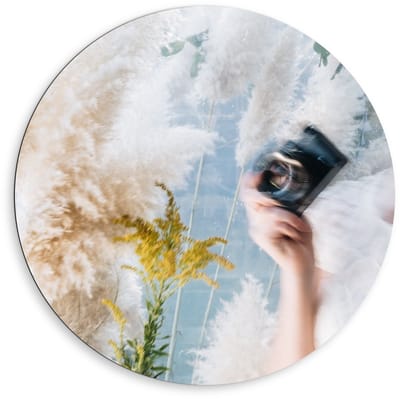 Dibond Wandcirkel - Schildering van Vrouw met Camera en Planten  - 80x80cm Foto op Aluminium Wandcirkel (met ophangsysteem)