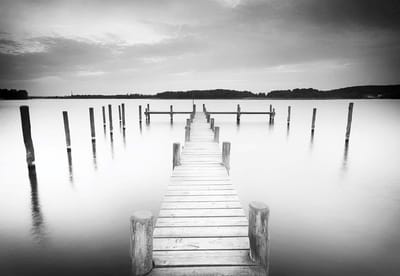 Fotobehang Nature Water Lake Jetty Black White | XL - 208cm x 146cm | 130g/m2 Vlies