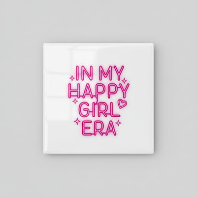 In My Happy Girl Era Decoratieve Tegel – Schattige Roze Tekst Wanddecoratie – Keramische Tegel 15 × 15 cm