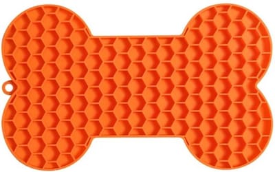 Likmat voor de hond in de vorm van een hondenbot oranje - hond - likmat - hondenbot - slowfeeder - huisdier - oranje
