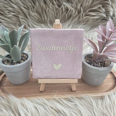 Robuust wenstegeltje – Zusdinnetje – Lief Cadeau voor Zus of Beste Vriendin – Stijlvolle Wanddecoratie met Betekenis – Trendy nu – Decoratief Tegeltje met Standaard – Cadeau Idee