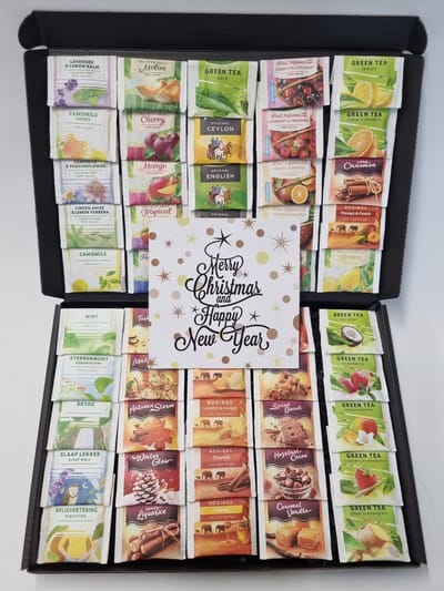 Thee Proeverij Pakket | Theepakket met 50 verschillende theesmaken met Mystery Card 'Merry Christmas & Happy New Year' met persoonlijke (video)boodschap | Verjaardag | Sinterklaas | Kerstpakket | Vaderdag | Moederdag | Jubileum | Valentijnsdag