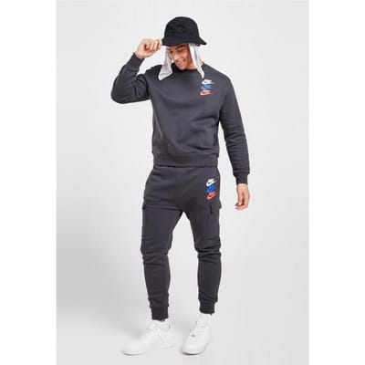 Nike Standard Issue Crew trainingspak voor heren in donkerrookgrijs