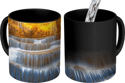 Magische Mok - Foto op Warmte Mokken - Koffiemok - Waterval - Natuur - Bomen - Herfst - Landschap - Magic Mok - Beker - 350 ML - Theemok