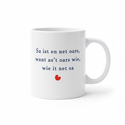 Inspirerende Friese Tekst Koffiemok “Sa Is’t En Net Oars” – Motiverende Tekst met Hartje – Keramische Mok 330 ml