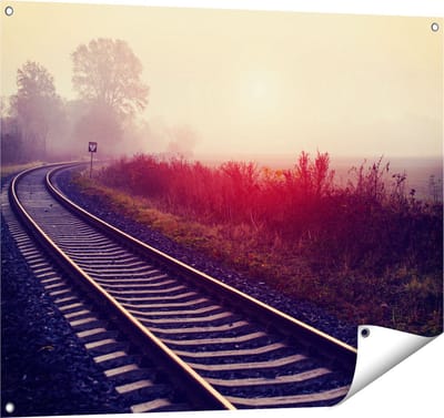 Gards Tuinposter Spoorweg Rails tijdens de Herfst met Mist - 100x80 cm - Tuindoek - Tuindecoratie - Wanddecoratie buiten - Tuinschilderij