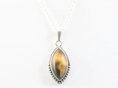 Fijne bewerkte zilveren hanger met tijgeroog aan ketting