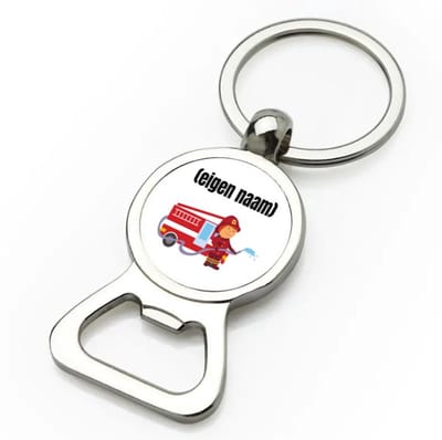 Akyol - brandweerman met brandweerwagen flesopener - Brandweer - iemand die werkt bij de brandweer - met eigen naam - leuk cadeau voor iemand die bij de brandweer werkt - cadeau - kado - 9 bij 3 cm