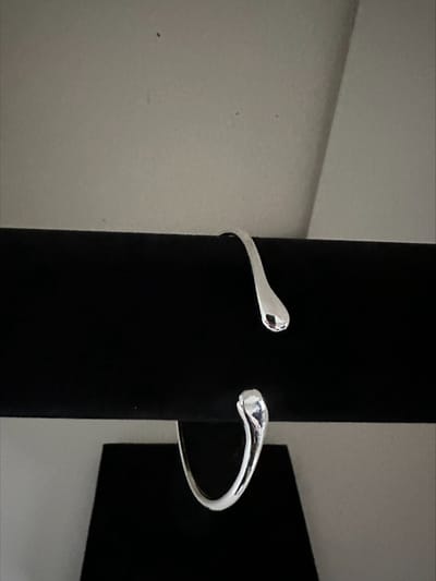 Zilverkleurige waterdruppel armband | Make up | Parfum | Moederdag | Verjaardagscadeau| Cadeautje| Valentijnsdag| Kado | sieraden | vaderdag | oorbellen | oorsieraden