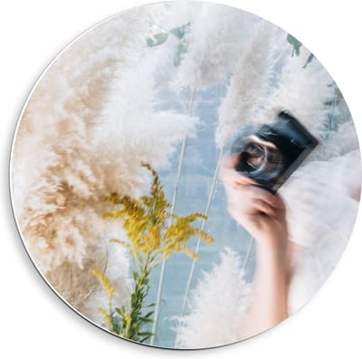 Forex Wandcirkel - Schildering van Vrouw met Camera en Planten  - 40x40cm Foto op Wandcirkel (met ophangsysteem)