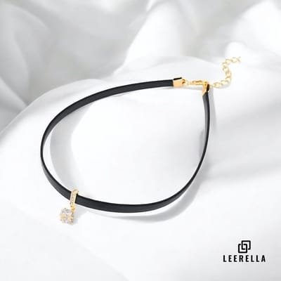 Leerella Chique Choker Necklace Goudkleur met Strass Hangertje 31+5cm Verstelbaar