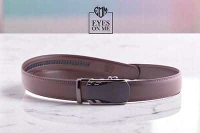 Bruine 150 cm lange lederen riem zonder gaatjes met automatische gesp voor heren met een maatje meer ( Model A014 )
