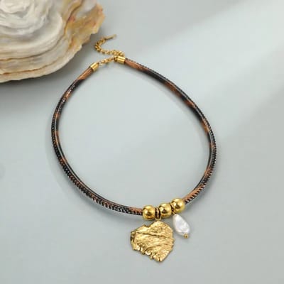 Sorprese Leaf Ketting Dames - Goudkleurige Hanger en Luipaard Print - Luxe Dames Ketting - Goudkleurig - Verstelbaar - Perfect Cadeau voor Haar - Sinterklaas - Kerst - Model ZZ