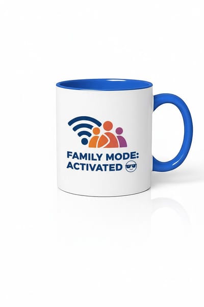 “Family Mode: Activated” 330ml Wit met Blauwe Koffiemok – Leuke Familie Quote – Perfect Cadeau voor Ouders & Gezinsliefhebbers