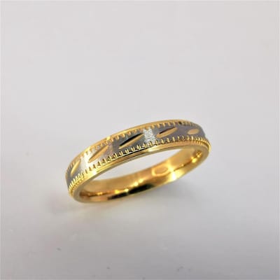Edelstaal goudkleur ring maat 18 - geborsteld zilverkleurig oppervlak en goudkleur schuin streep erin verwerkt. Deze ring is zowel geschikt voor dames en heren.