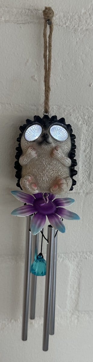 Polyresin solarlamp met windgong "Egel" - met 2 LEDs - met blauwe siersteen - Hangend model - hoogte incl. touw 40 x 9 x 2 cm - Tuindecoratie - Tuinverlichting