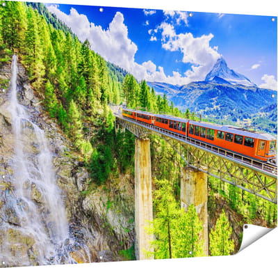 Gards Tuinposter Trein op een Brug bij een Waterval in Zwitserland - 150x120 cm - Tuindoek - Tuindecoratie - Wanddecoratie buiten - Tuinschilderij