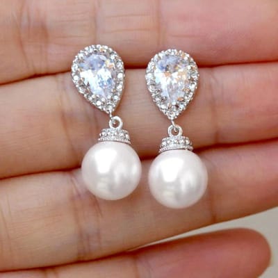 Huitan Prachtige Bloem Imitatie Parel Oorbellen Vrouwen Luxe Ingezette Sprankelende CZ Steen Mode Bruiloft Sieraden Veel white