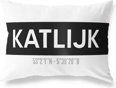 Tuinkussen KATLIJK - FRIESLAND met coördinaten - Buitenkussen - Bootkussen - Weerbestendig - Jouw Plaats - Studio216 - Modern - Zwart-Wit - 50x30cm