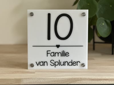 Naambordje / huisnummer voordeur streep hartje opaal