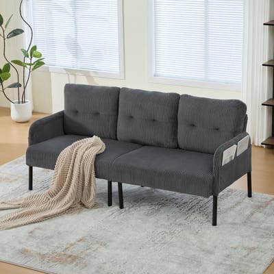 Driezitsbank van corduroy met zachte, comfortabele bekleding, een hoge rugleuning en praktische zijvakken. Stevige metalen poten en een robuuste constructie. Veelzijdig te gebruiken in de woonkamer, slaapkamer of thuiskantoor.