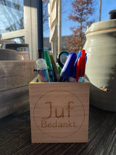 Houten pennenbak / "Juf bedankt"/ afscheid juf / einde schooljaar / juffendag / bedankt juf - cadeau juf