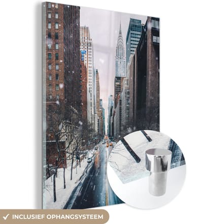 MuchoWow® Glasschilderij 120x160 cm - Schilderij acrylglas - New York - Sneeuw - Manhattan - Winter - Straat - Foto op glas - Schilderijen