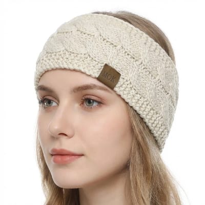 Beige gebreide hoofdband dames – winter haarband met kabelpatroon – warme elastische oorwarmer met leren label – zachte gebreide band voor koude dagen