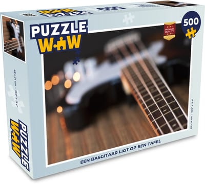 Puzzel Een basgitaar ligt op een tafel - Legpuzzel - Puzzel 500 stukjes