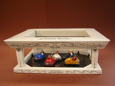 Botsauto kermis attactie - decoratie – Guillermo Forchino Collectie - Parastone – 12 x 33 cm
