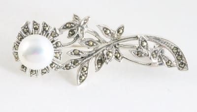 Zilveren bloem broche met marcasiet en witte parel