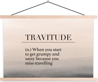 Posterhanger incl. Poster 90x60 cm - Schoolplaat - Spreuken - Quotes - When you start to get grumpy and sassy because you miss travelling - Travitude - Textielposter - Blanke latten