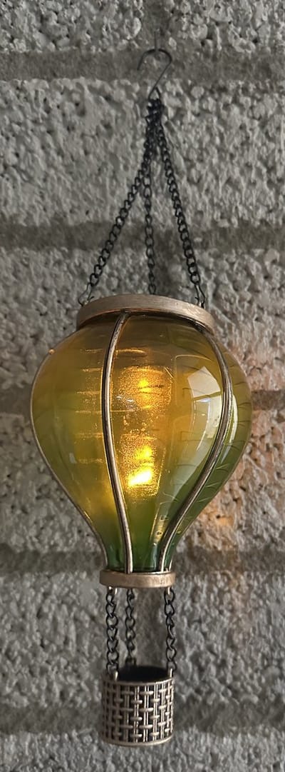 Decoratieve solarlamp luchtballon " met flame LED " - geel+groen - kunststof - hangend model - hoogte 37 x dia 11 cm - Tuindecoratie - Tuinverlichting