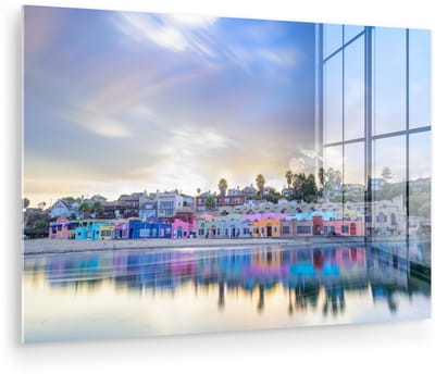 ® Glasschilderij 180x120 cm - Schilderij acrylglas - Kleurrijk dorp aan de rand van de zee in Santa Cruz Californië - Foto op glas - Muurdecoratie woonkamer - Wanddecoratie slaapkamer - Schilderijen