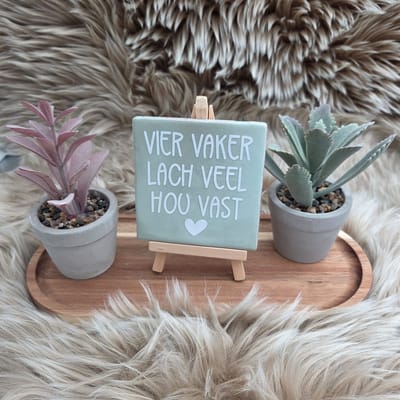 Robuust Wenstegeltje "Vier vaker lach veel" – Hip trendy tegeltje – 10x10 cm – Cadeau voor Nieuwe Woning, Housewarming of Gezinscadeau – Sfeervol en Persoonlijk - Vriend(in) - Zomaar – Trendy nu – Decoratief Tegeltje met Standaard – Cadeau Idee