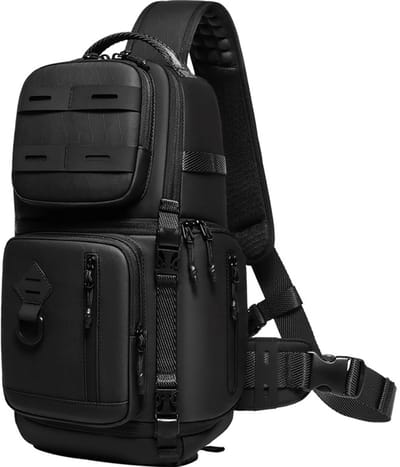 Zwarte waterdichte cameratas met schouderriem en regenbescherming – geschikt voor spiegelreflexcamera's.