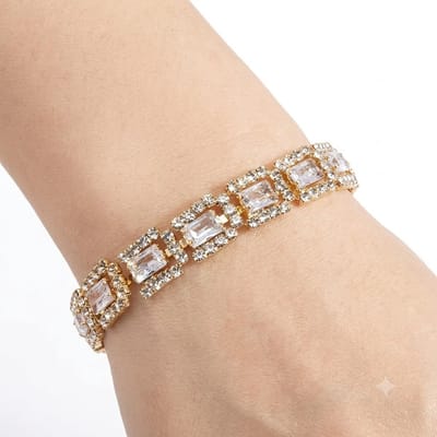 Wit goudkleurig tennis armband dames met rechthoekige zirkonia stenen statement armband luxe schakel armband met strass details elegante armband