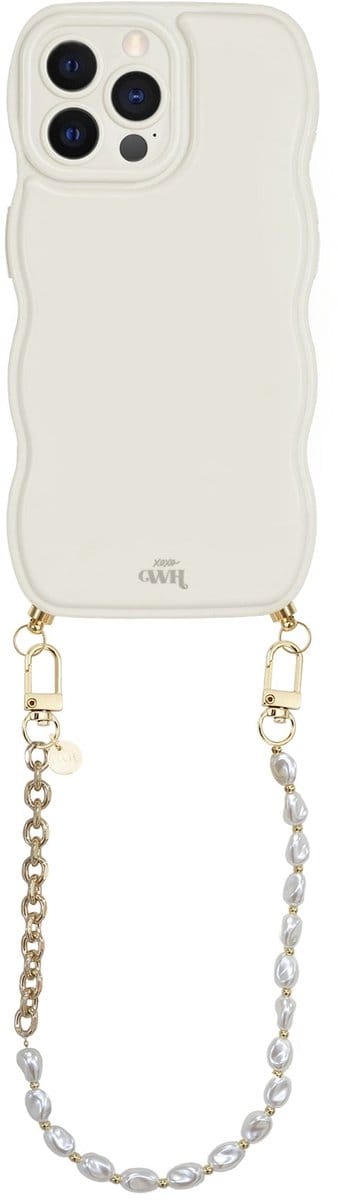 xoxo Wildhearts Glossy Wavy Cord Case Beige - Geschikt voor iPhone 12 Pro - Over The Moon - Kort koord - Glimmend telefoonhoesje met golven - Hoesje met koord - Parelketting / Gouden schakelketting - Kort telefoonkoord - Beige / Crème hoesje