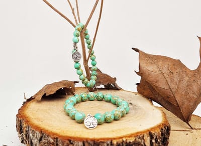Handgemaakte natuursteen Geluksarmband met hanger "Astrologische Symbolen "Groen howliet gesponnen goud" -10 mm diameter van de korrel- Diameter armband 20 cm - Kies je favoriete Astrologische Symbolen - Een mooi cadeau voor familie en vrienden