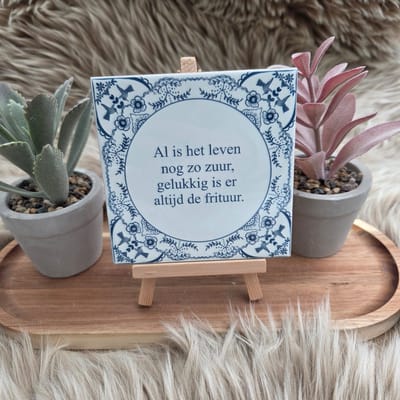 Spreuktegeltje – “Al is het leven nog zo zuur, gelukkig is er altijd de frituur” – Tegeltjes wijsheid Decoratie - Delfts blauw - Tegeltje met tekst - Trendy nu – Decoratief Tegeltje met Standaard