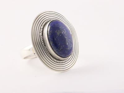 Bewerkte ovale zilveren ring met lapis lazuli - maat 16.5