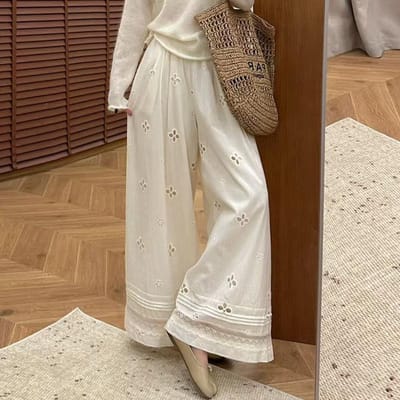 Abrikooskleurige kanten broek met holle details en wijde pijpen voor dames. Nieuw casual design voor de zomer. Negenpunts straight-leg broek. XL brown